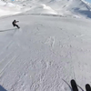 Achter snowboarder aan skiën
