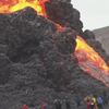 Naar een pruttelende vulkaan gluren op IJsland