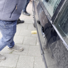 Man versleept auto voor Sinterklaas met pompkar