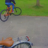 Jongentje gaat met zijn fiets op zijn plaat