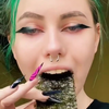 Meisje doet zeewier eten