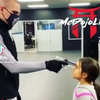 Meisje leert zelfverdediging