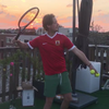 Amsterdamse tennisser slaat ballen naar de buren