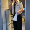 Captain leest boodschap voor aan passagiers