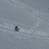 Snowboarder maakt sprongetje