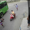 Motorrijder kopt busban