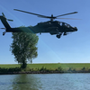 Apache oefent boven de Maas