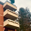 Kerstboom over het balkon