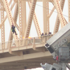 Bizarre reddingsoperatie gaande op Clark Memorial Bridge