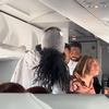 Meisje draait door in vliegtuig