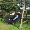 Schommelen op een trampoline
