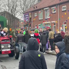 Auto blokkeert carnavalsoptocht