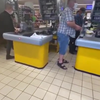 Salami-slapper in de supermarkt