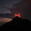 Vulkaan poept lava