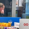 Dronken Nederlander boos op weigering van peuken zonder mondkapje.