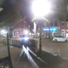Bestelbusmeneer rijdt terras stoelen aan gort in Hoorn