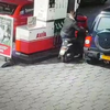 Prutsers steken scooter in brand bij tankstation 