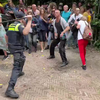 Vechtbejaarden in Den Haag knokken met politie