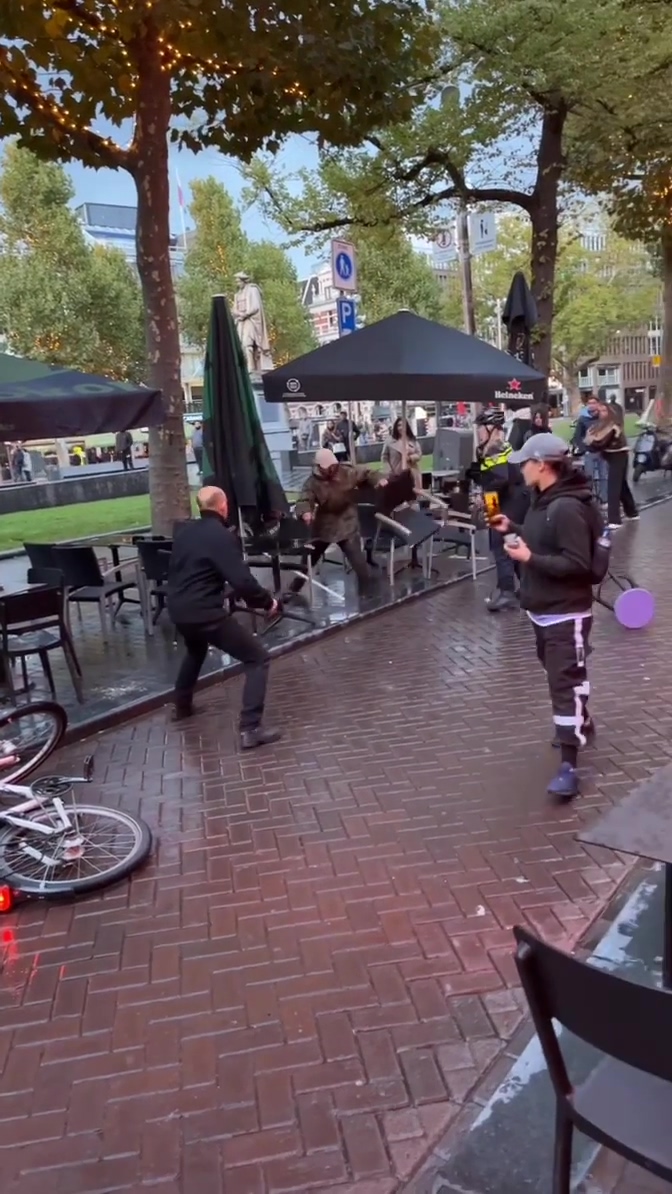 DUMPERT - Rapper Boef bedreigt panellid BNR