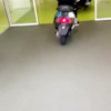 Met de scooters door de school