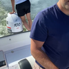 Pissen achterop de boot 