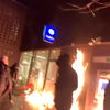 Gekken steken politiekantoor in brand nadat er een dode valt in Brussel