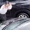 Meisje demonteert auto met mes