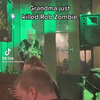 Oma zingt Rob Zombie