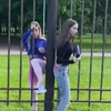 Meisje versus hek 