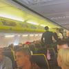 Schreeuwwijf wordt uit Ryanair-vlucht geknikkerd
