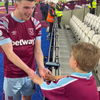 Declan Rice met een jonge fan