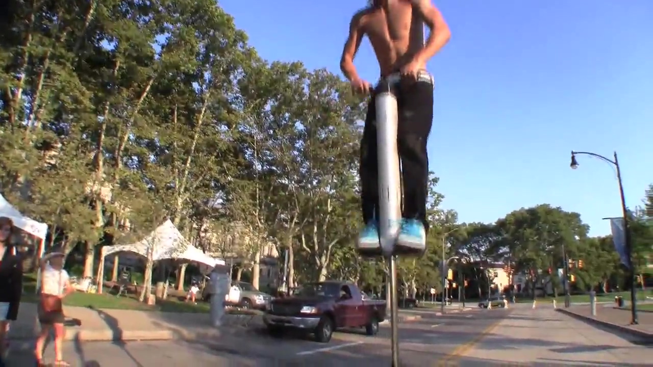 dumpert.nl Pogo stick fail.