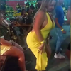 Braziliaanse in gele jurk valt een beetje op