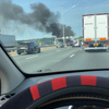 Vrachtwagen met pallets gaat in rook op