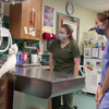 Patient bouwt feestje met verpleegsters