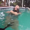 Otters krijgen zwemles