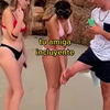 Meisjes op het strand aan je derde been laten zitten