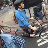 Londense fietser helpt verdwaalde blinde man