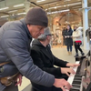 Straatmuzikant speelt piano in openbare ruimte