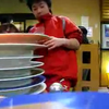 Videocamera op lopende band in sushi restaurant