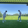 Voetballer en golfer doen een trucje