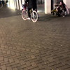 Marie-Claire komt eigen fiets tegen tijdens het stappen