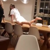 Meisje legt haar moves op tafel