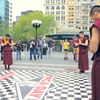 Boeddhistische monniken doen dansje