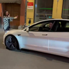 Meisje haat Tesla