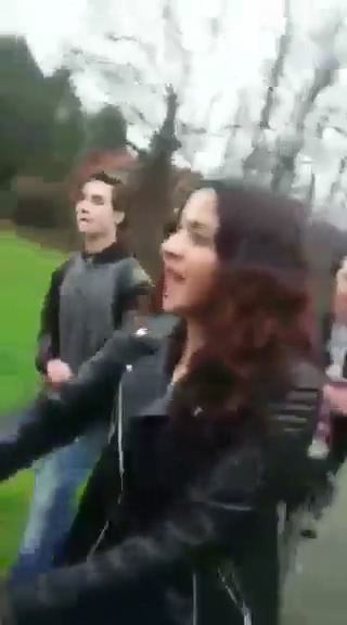 VMBO-achtige jongen schopt meisje kapot, image size:320x576