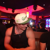 Clavicular doet aan methmaxxing tijdens livestream