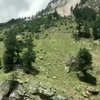 Rotsblokken dondertiefen met een noodgang van berg