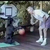 Hond speelt  B-ball