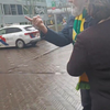 Man van Rita Verdonk geeft Pro-Palestina demonstrant een rotschop